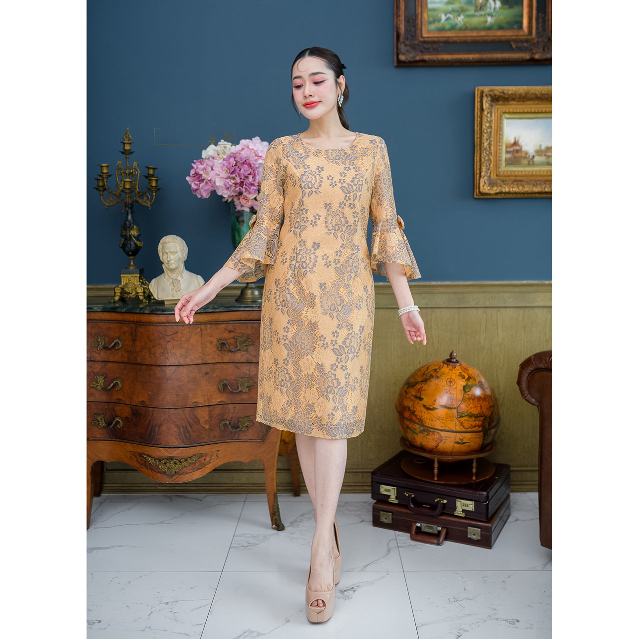 kudapy เดรสสั้นสีชมพู/สีเหลือง ผ้าลูกไม้คอกลม แขนยาวห้าส่วน ช่วงแขนเป็นระบาย แต่งโบว์ทั้งสองข้าง