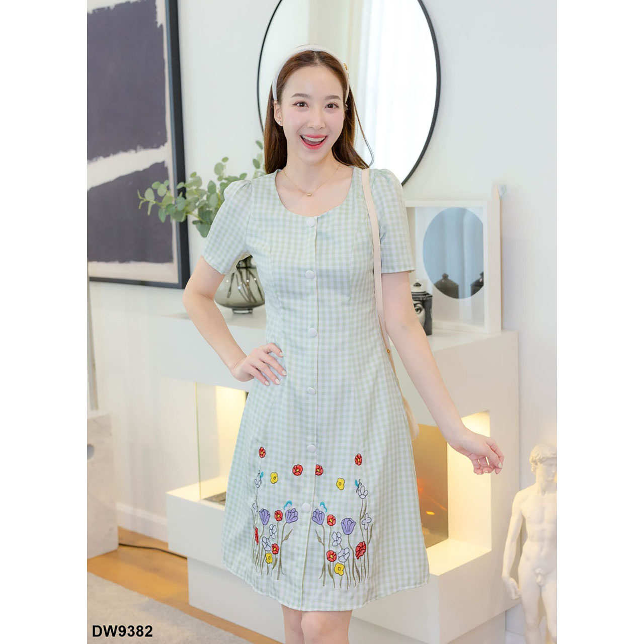 kudapy เดรสสั้นสีชมพู/สีกรม/สีเขียว ลายสก็อต ปลายกระโปรงปักดอกไม้ สุดคิวท์ สีสันโดนใจ คัทติ้ง ทรงสวย