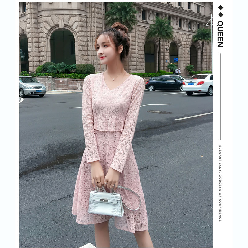 kudapy เดรสสั้นสีชมพูกะปิอ่อน ผ้าลูกไม้ คอวี แขนยาว เอวระบาย กระโปรงทรงเอบาน สวยหวาน