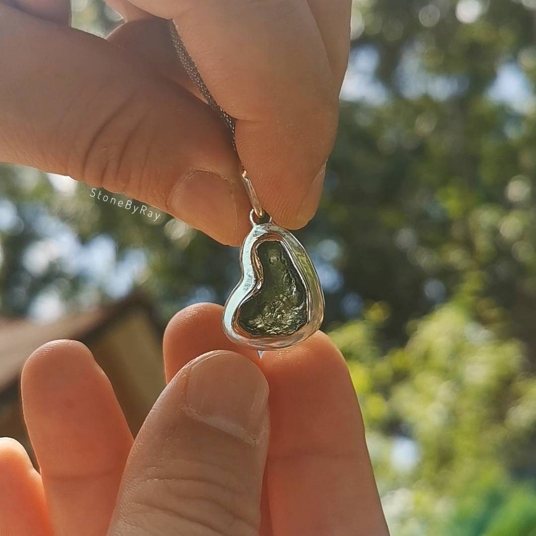 สร้อยคอเงินจี้สะเก็ดดาวโมดาไวต์ Moldavite