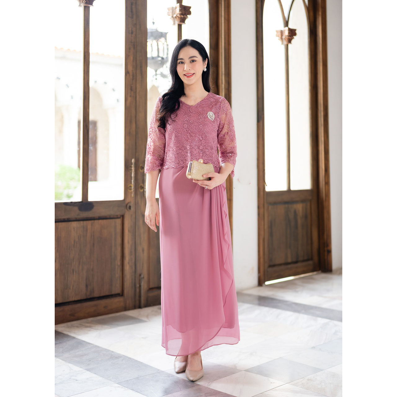 kudapy เดรสยาวสีชมพู/สีครีม/สีชมพูกะปิ เดรสออกงานตัวเสื้อลูกไม้ใยบวบทอแน่น ลูกไม้ปักเลื่อม ตัวกระโปรงจับจีบเป็นผ้าชีฟอง2ชั้น