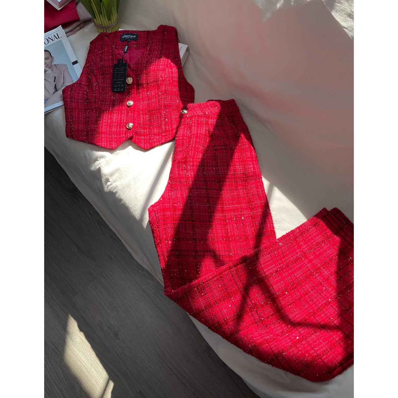 kudapy ชุดเซ็ทสีแดงลายสก้อต เสื้อแขนกุดลายสก้อตแดงสลับดำทรงเข้ารูป เข้ารูปมาพร้อมกับกางเกงขายาวทรงปล่อย