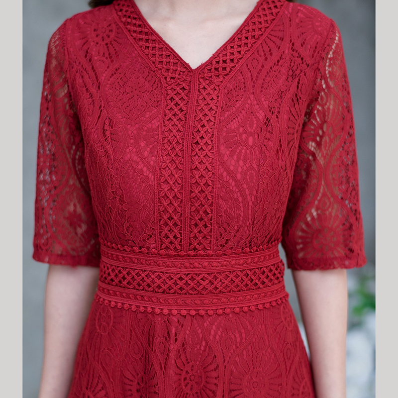 kudapy เดรสสั้นลูกไม้แขนยาวคอวีสีชมพู, สีแดงสด แต่งลูกไม้รอบคอมาจนถึงเอว กระโปรงทรงบานพริ้วสวย มีซับในทั้งชุดแต่งซิปหลัง