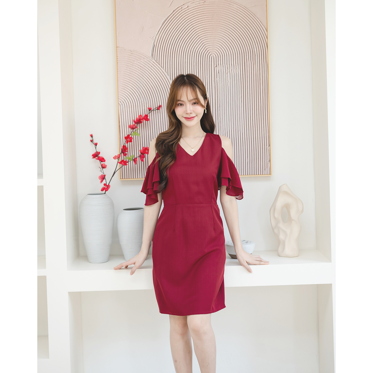 kudapy เดรสสั้นสีเขียว/สีแดงเลือดหมู/สีกรม/สีชมพู เว้าไหล่ ดีไซน์ลูกเล่นแขนเว้าเป็นผ้าชีฟองระบายเลเยอร์ 2 ชั้น ดูเป็นสาวหวานซ่อนเปรี้ยว กระโปรงทรงสอบ