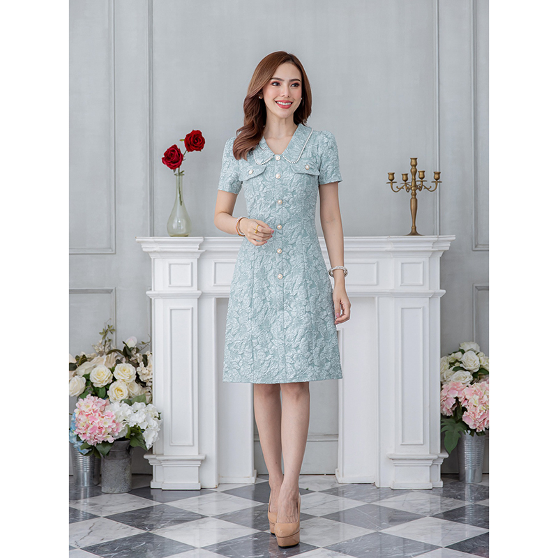 kudapy เดรสสั้นสีดำ/สีน้ำตาล/สีเขียว/สีขาว คอปกมุก ผ้าแจ็คกาด ใส่แล้วดูเพรียว เป็นทรงเข้ารูป มีดีเทลแต่งกระดุม และกระเป๋าช่วงอก เพิ่มความสวยเก๋