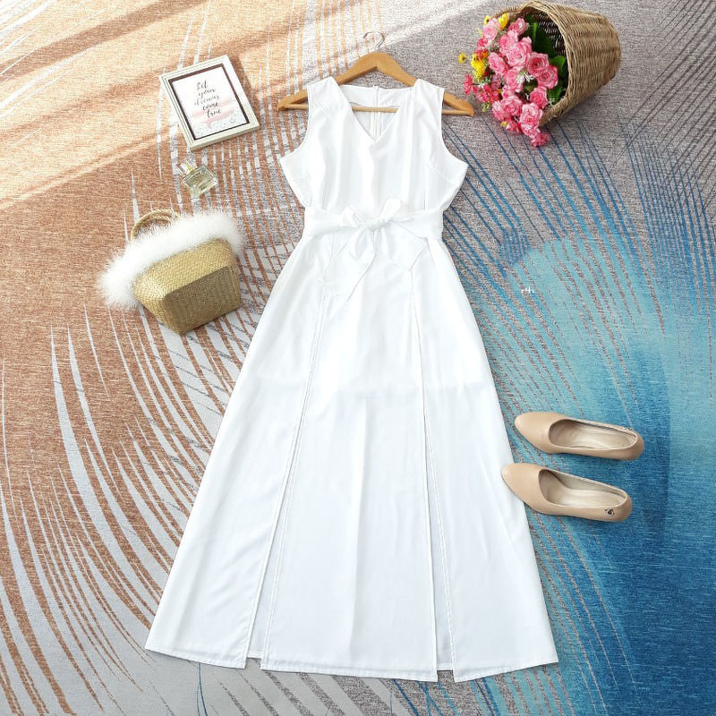 kudapy จั๊มสูทขาสั้นสีแดง ขาว ครีม กรม น้ำตาล ดำ คอวีแขนกุด ดีเทลแต่งผ่ายาวผ่าด้านหน้า ขาสั้นด้านใน มีซิปซ่อนด้านหลัง มีเชือกแยกสำหรับผูกเอว 1 เส้น