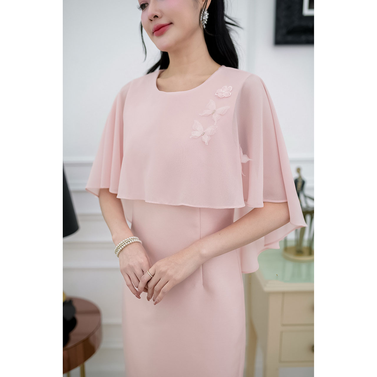 kudapy เดรสยาวออกงาน ผ้าไหมอัดกาวทั้งชุด คลุมไหล่พรางแขน แต่งผีเสื้อเรียงตัวเล็กๆช่วงไหล่