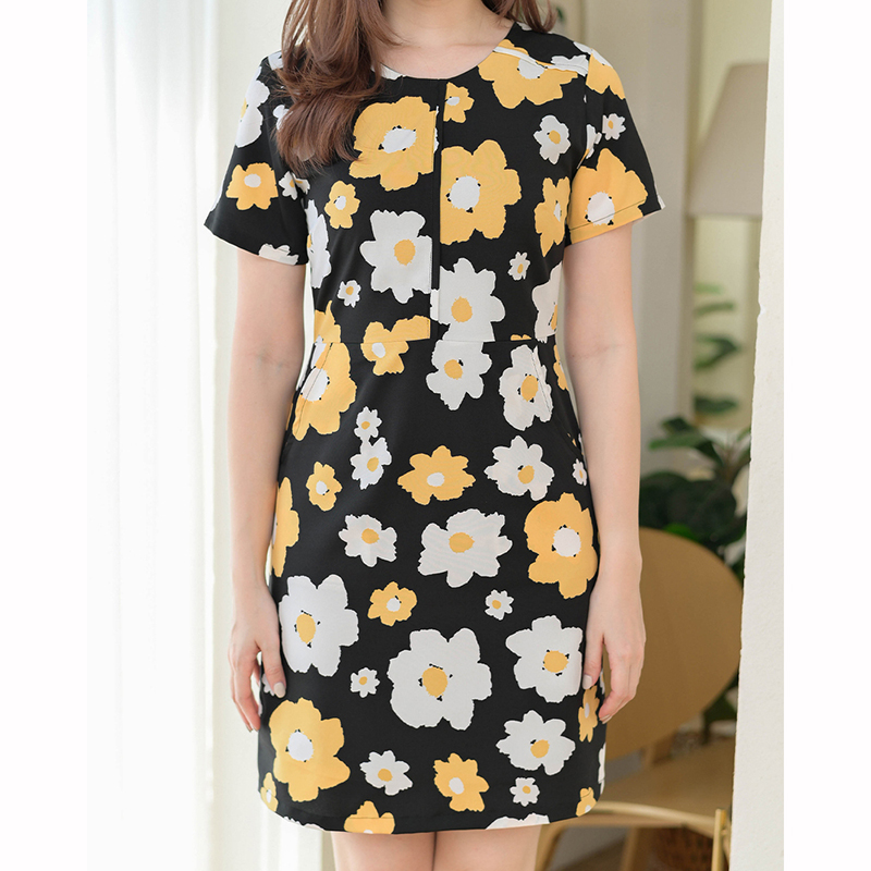 kudapy เดรสสั้นสีครีม/สีดำ ตัดต่อเล่นคัทติ้งกลางลำตัวและช่วงไหล่ มีกระเป๋าด้านข้าง ผ้าเนื้อนิ่มพิมพ์ลายดอกเพิ่มความน่ารักสดใส