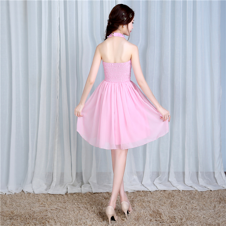 kudapy ชุดราตรีสั้นสีชมพู มีสายคล้องคอ แต่งดอกไม้ เป็นผ้าซาตินทั้งชุด