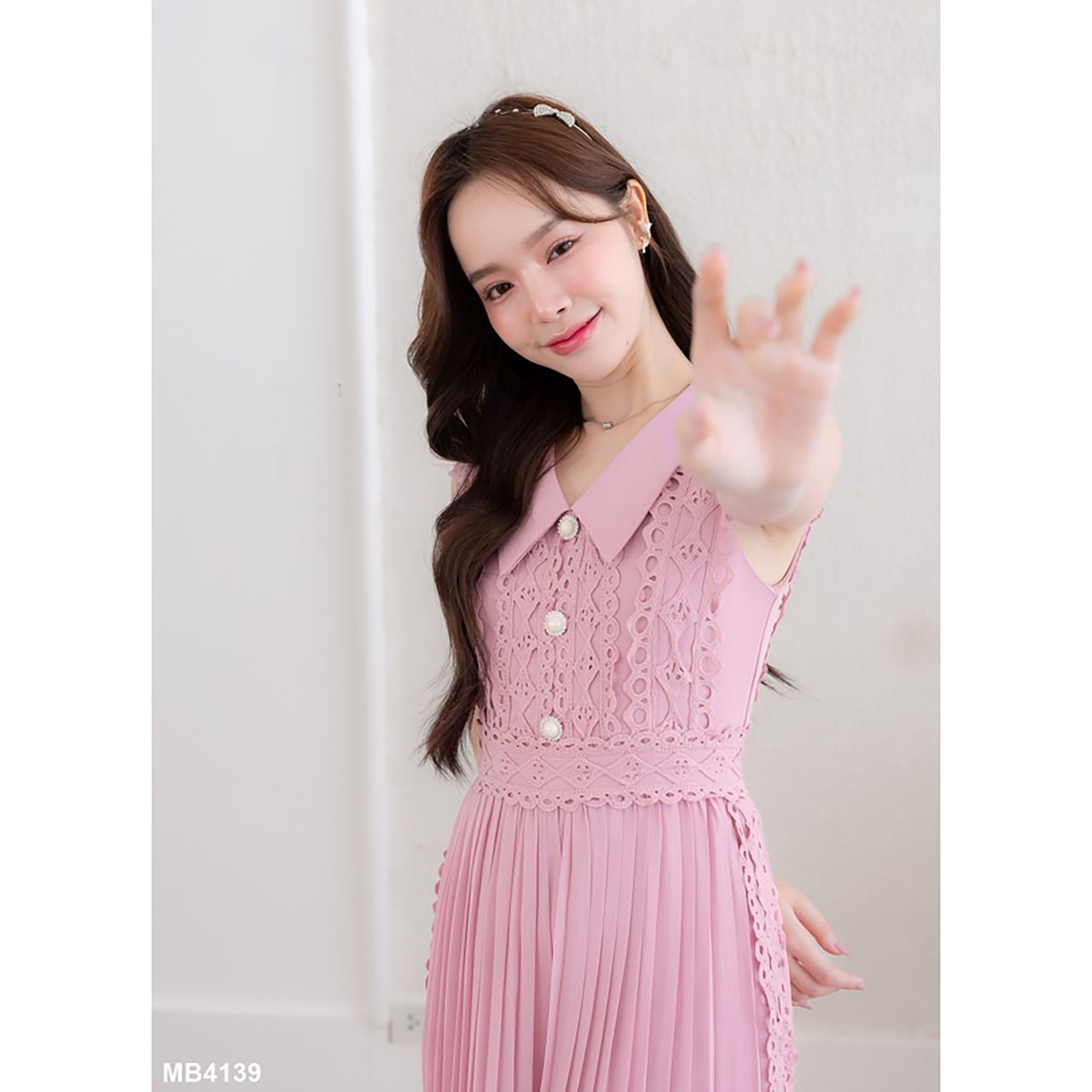 kudapy จั้มสูทขายาวสีชมพู/สีขาว กางเกงอัดพีช ลูกไม้สวย แขนกุด คอปก ใส่สบาย