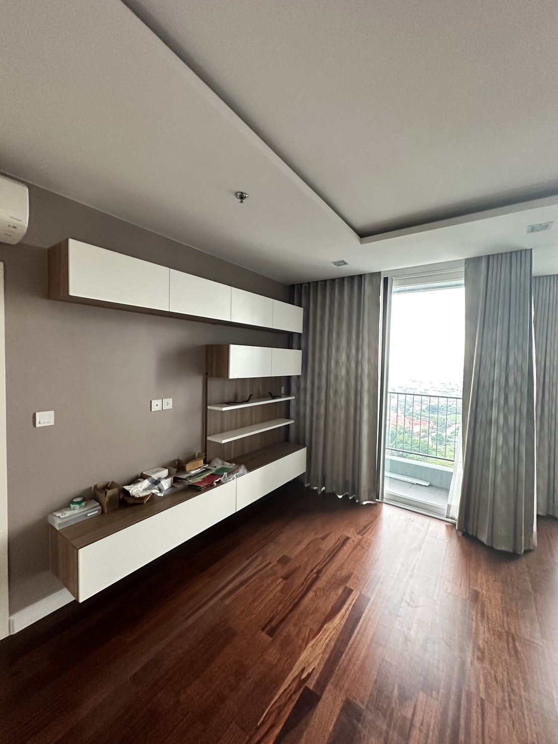 สนใจชมห้องติดต่อได้เลย Line ID: Smile-easy ปล่อยเช่าคอนโด เดอะ เมโทรโพลิส สำโรง อินเตอร์เชนจ์ (The Metropolis Samrong Interchange) - 3ห้องนอน 3ห้องน้ำ 1ห้องนั่งเล่น - ใกล้ BTS สำโรง - ขนาดห้อง 146 ตรม. ชั้น 30