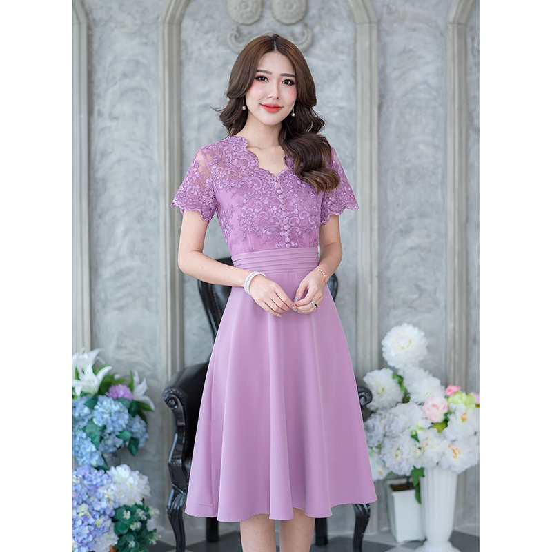 kudapy เดรสสีชมพูอ่อนหม่น/สีเขียวอมฟ้า/สีม่วง ดีไซน์แบบสวยดูแพงมาก เป็นการออกแบบผสมผสานผ้าลูกไม้ปักเงาเล่นเชิงผ้าช่วงคอและชายแขนเสื้อ