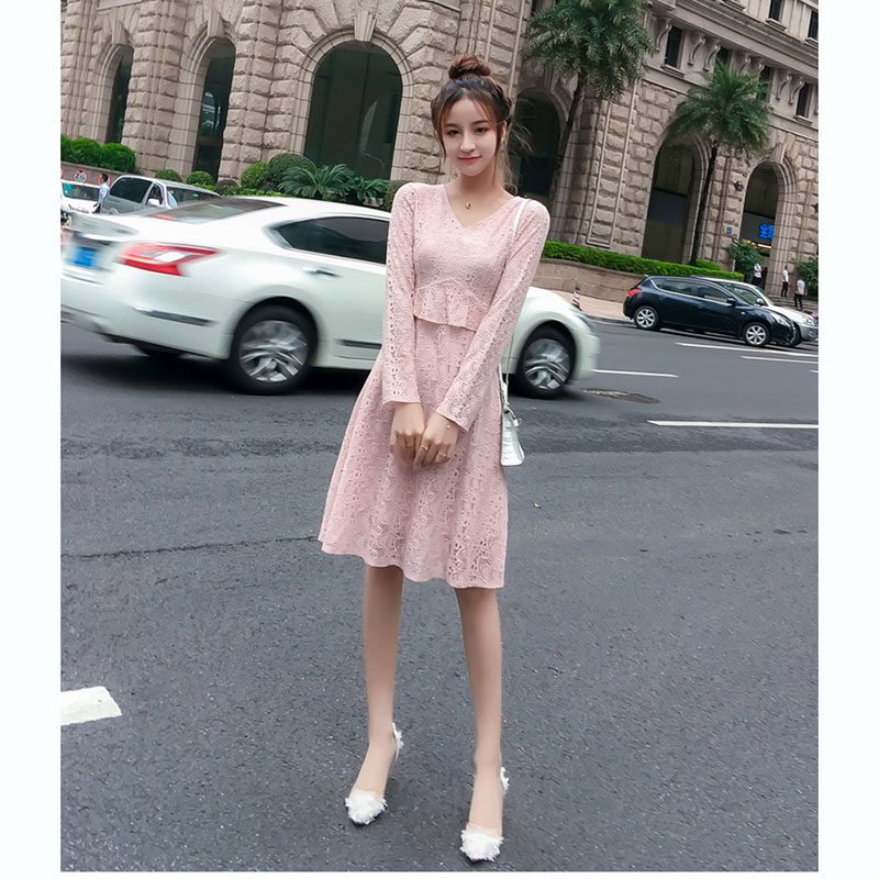 kudapy เดรสสั้นสีชมพูกะปิอ่อน ผ้าลูกไม้ คอวี แขนยาว เอวระบาย กระโปรงทรงเอบาน สวยหวาน