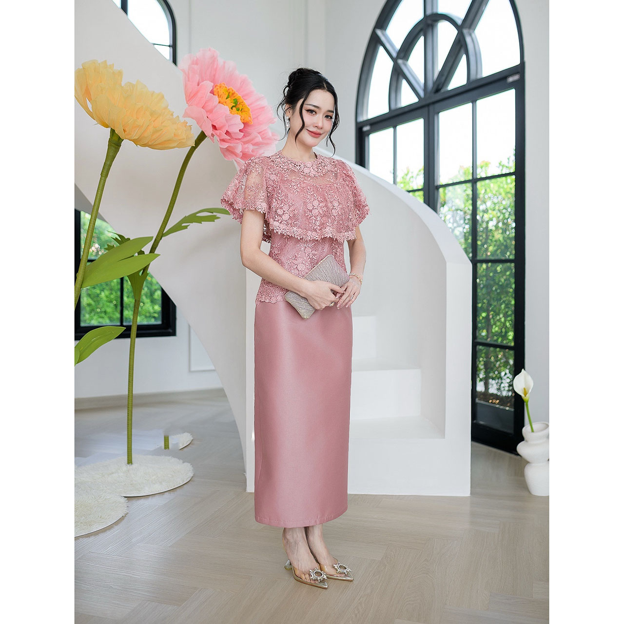 kudapy เดรสยาวลูกไม้ผ้าไหมคลุมไหล่ระบาย แต่งรอบคอด้วยลูกไม้สวยหรู กระโปรงเป็นงานผ้าไหมญี่ปุ่น