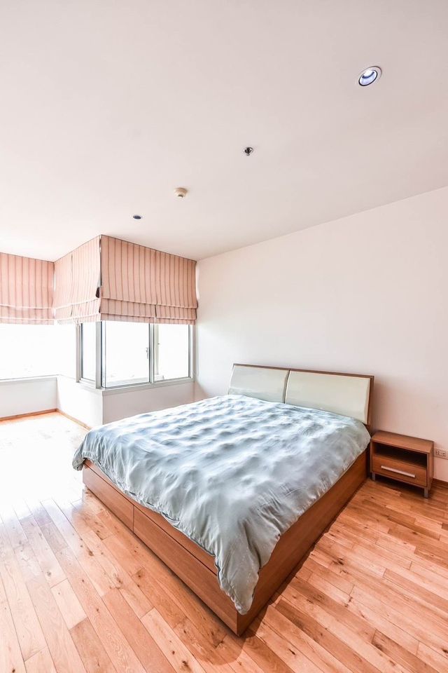 ปล่อยเช่าคอนโด The Empire Place (ดิ เอ็มไพร์ เพลซ) สาทร - 1ห้องนอน 1ห้องน้ำ 1ห้องนั่งเล่น - ใกล้ BTS เซนต์หลุยส์ ช่องนนทรี - ขนาดห้อง 55 ตรม. ชั้น 9