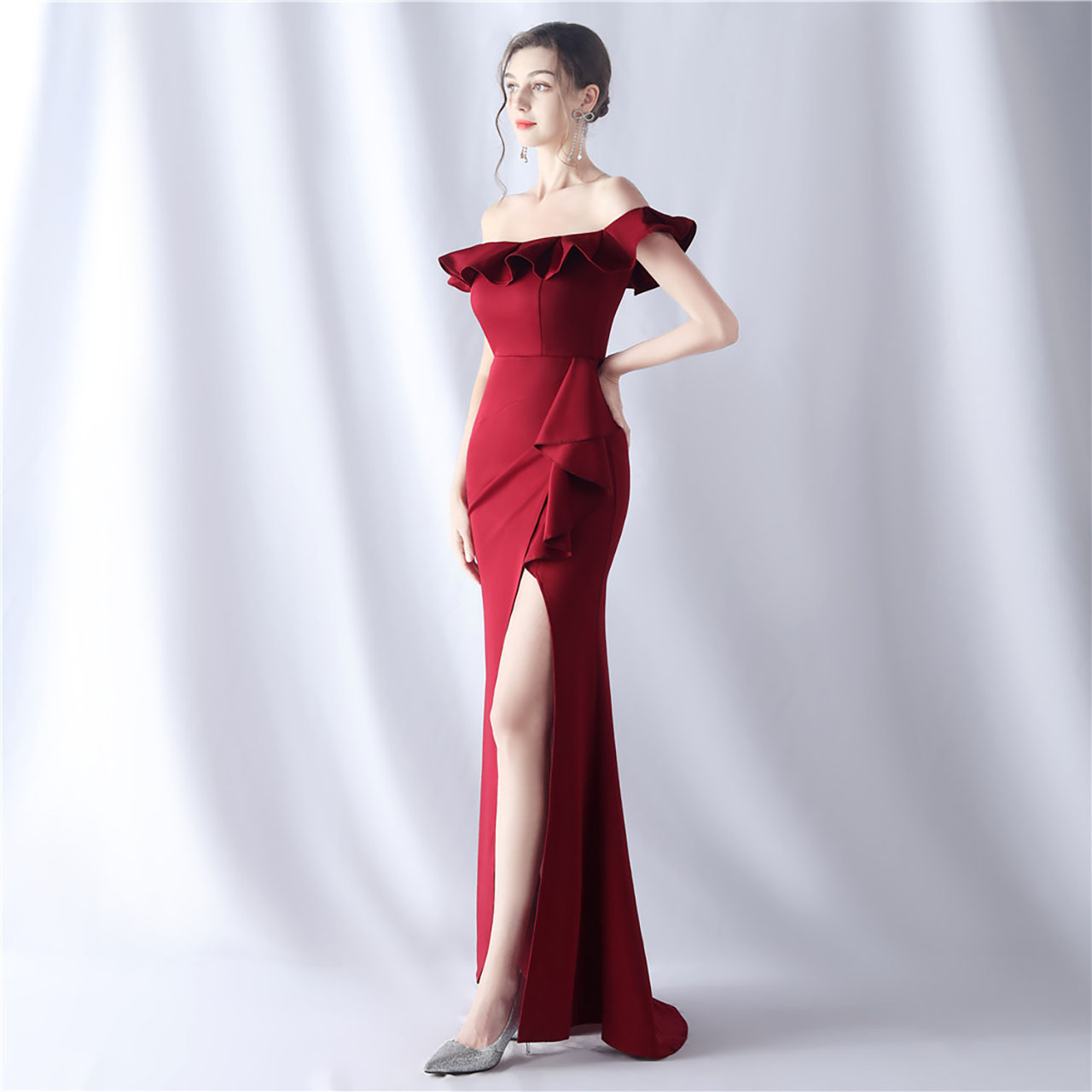 kudapy ชุดราตรียาวสีขาว/สีแดง/สีขาว ทรงเปิดไหล่ระบาย เอวระบาย กระโปรงผ่าหน้าทรงหางปลา ชุดราตรีออกงานกลางคืน