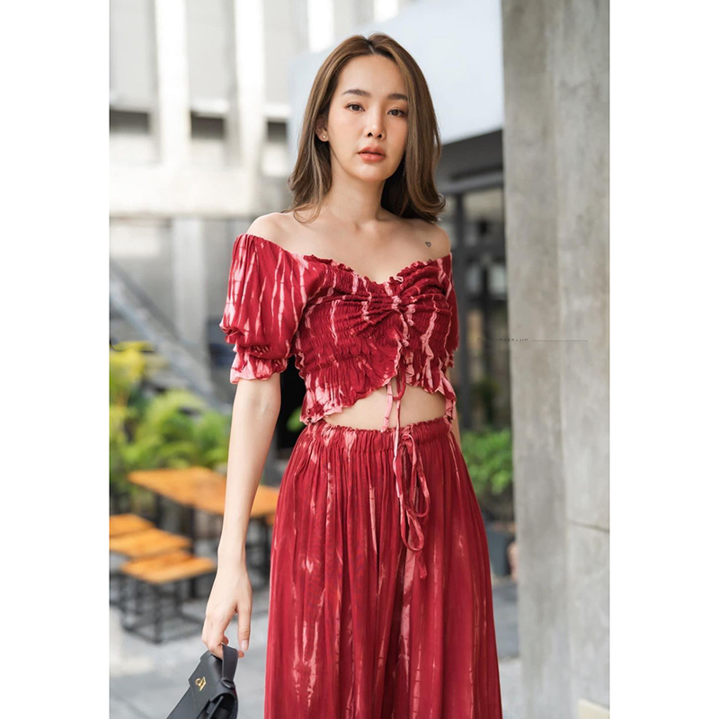 kudapy Set สีแดง/สีดำ ครอป+กางเกงผ้ามัดย้อม เสื้อครอบปาดไหล่ ใส่แล้วพริ้วไหวมากๆ
