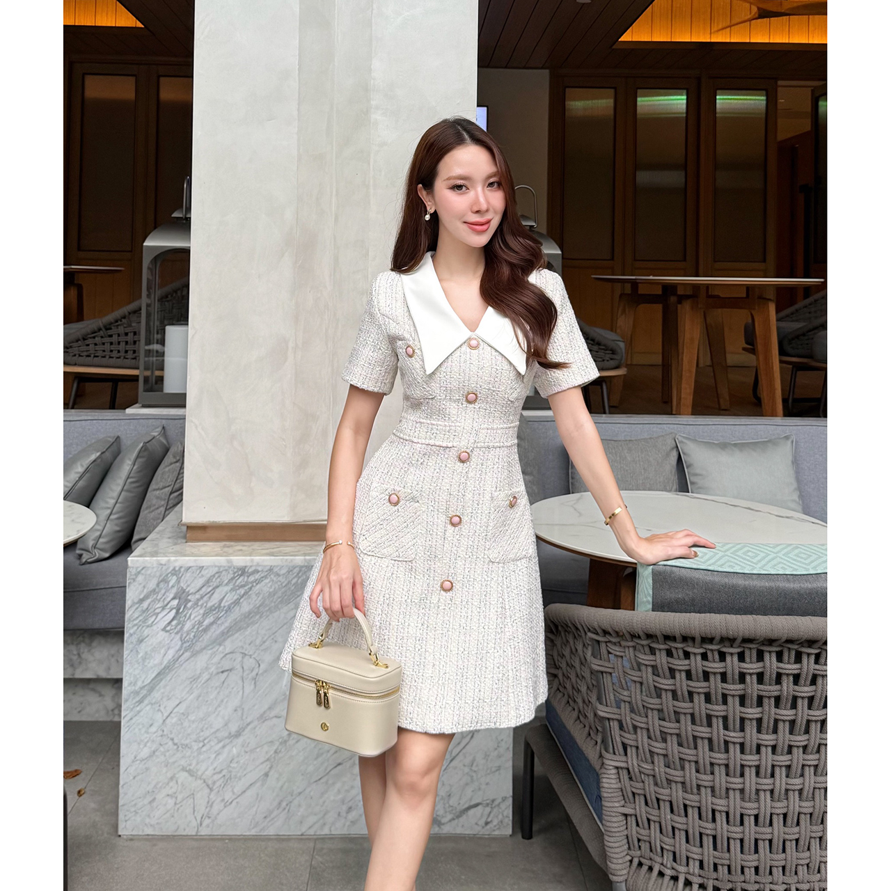 kudapy เดรสผ้าทวีดดีไซน์พรีเมียม คอปกซาตินสีขาวทรงสวย ช่วยปรับช่วงหน้า-คอให้ดูเรียว แต่งคอปกผ้าซาติน