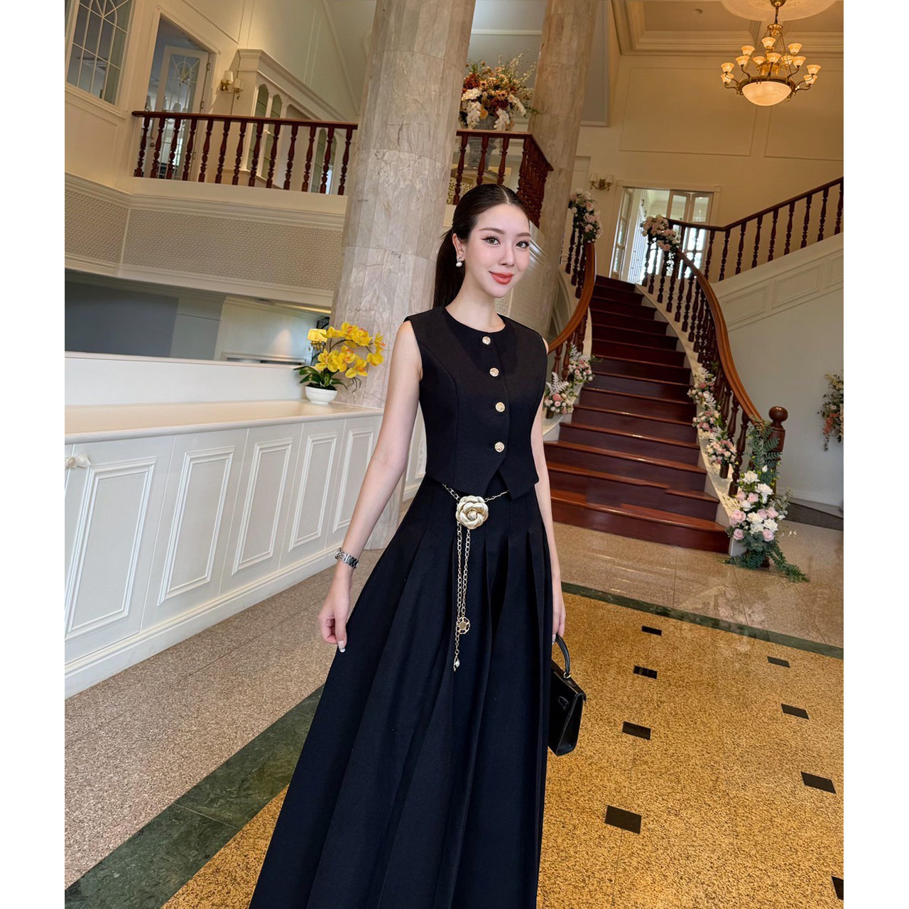 kudapy เซ็ท 4 ชิ้น เสื้อ Vest+กระโปรงยาว+เข็มขัดโซ่+เข็มกลัดดอกไม้ เสื้อกับกระโปรงเราใช้ผ้าเดียวกันทั้งชุด เนื้อผ้ามีน้ำหนัก ทิ้งตัวดี ย