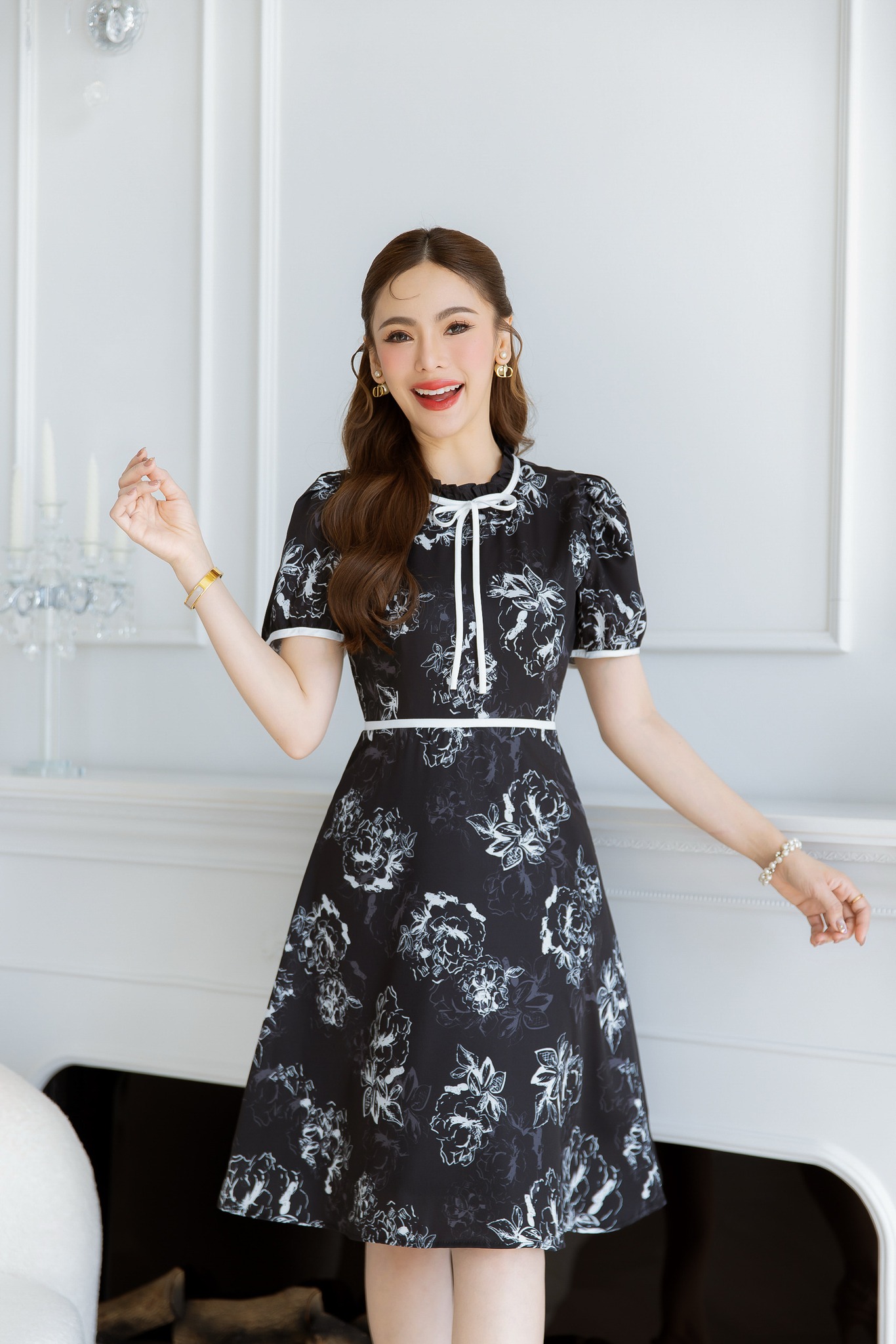 kudapy เดรสสั้นสีดำ/สีเทา ลายดอก ดีเทลจับจีบช่วงคอ ผูกโบว์สวยเก๋ ตัดขอบเอวและแขน สวยเรียบร้อย ลายผ้าพิมพ์ลายเส้นตัดสีพื้น