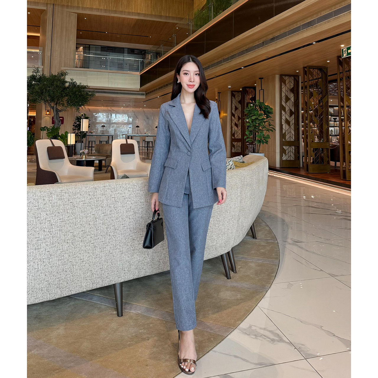 kudapy ชุดสูท สวยคลาสสิคแมทซ์ง่าย คล่องตัว เสื้อสูทมีซับในอย่างดี แต่งกระดุมปั้มผ้าเดียวกับสีชุด มาคู่กับกางเกงขายาวทรงกระบอกเล็กใส่สบาย