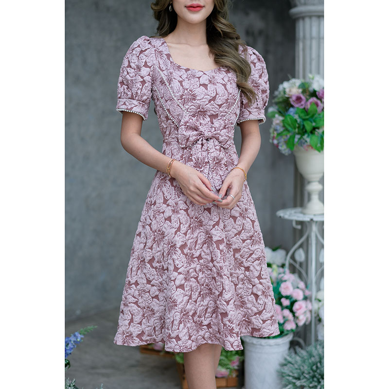 kudapy เดรสสั้นสีชมพู/สีดำ ผ้าลิลลี่ผ้ายอดนิยมขายดีของทางร้านค่ะ ผ้านุ่มลายสวย กระโปรงบาน คอเหลี่ยม มีดีเทลแต่งโบว์ด้านหน้าช่วงเอว