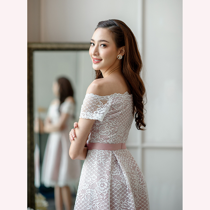 kudapy เดรสสั้นสีเทา/สีขาว ผ้าลูกไม้เปิดไหล่สีเทาซับในสีเทา ลายเชิง กระโปรงจีบทวิสลายเชิงลูกไม้ สวยหรูมากๆค่ะ