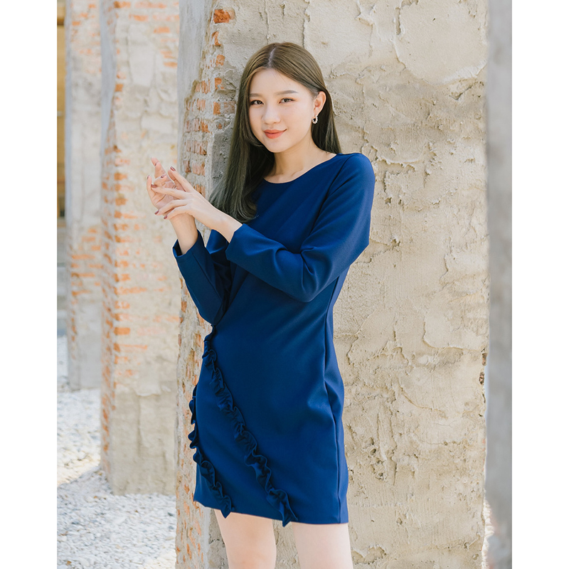 kudapy ชุดเดรสคอกลมสีกรม แขนยาว แต่งระบายที่ชายเฉลียงด้านข้าง