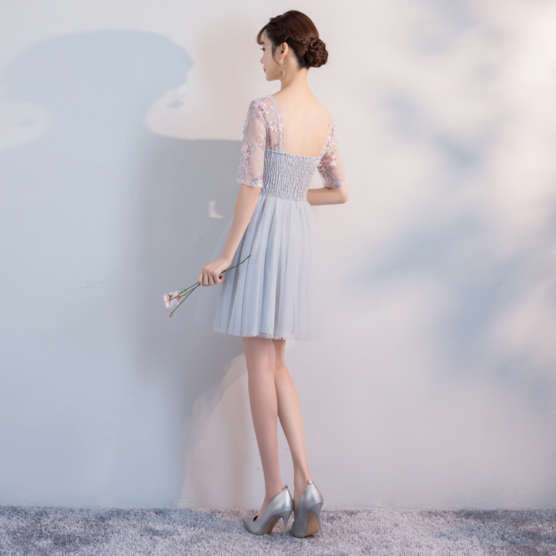 kudapy เดรสราตรีออกงานสีเทา ตัวเสื้อปักลายดอกไม้สีชมพูอ่อน