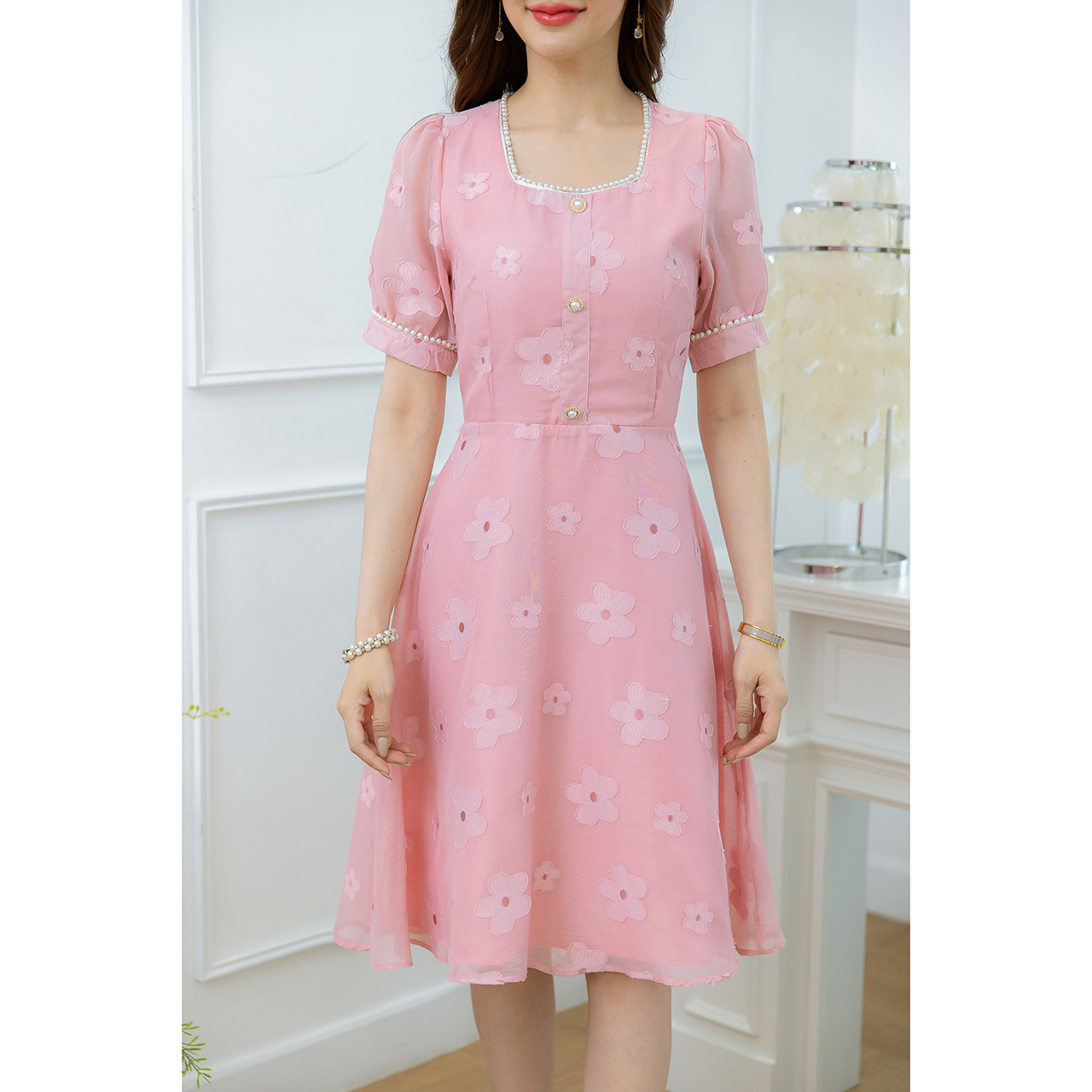 kudapy เดรสสั้นสีชมพู/สีครีม ผ้าทอคอมุก ผ้าสวยเป็นผ้าทอ มีเทคเจอร์ลายดอกนูนน่ารัก มีดีเทลคอมุกช่วงคอและแขน