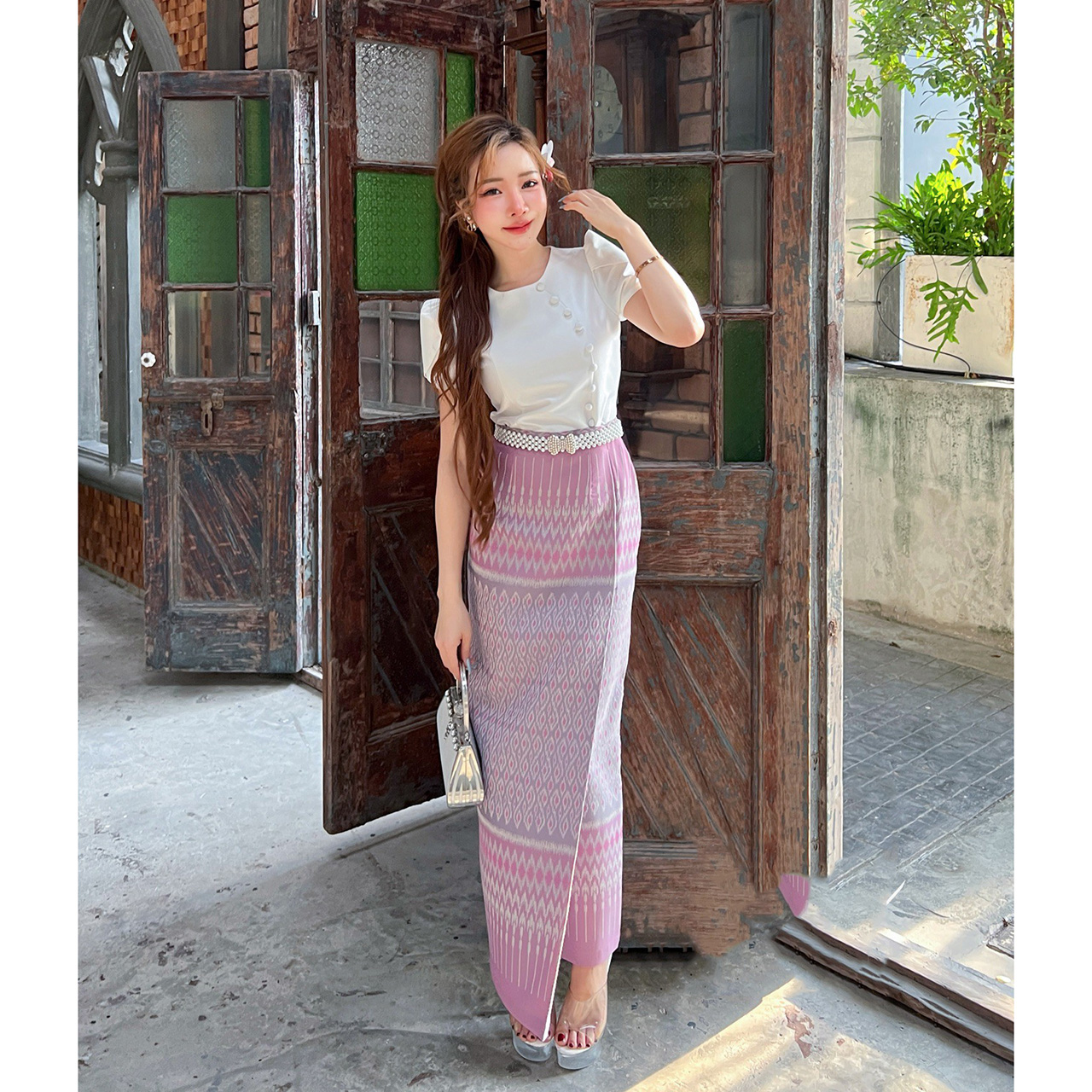 kudapy ชุดเซ็ทเสื้อคอกลมแขนสั้นทรงกลีบบัว แต่งกระดุมปั้มด้านหน้า สีขาวมุข งานผ้าไหมหนานิ่มผ้าถุงสำเร็จรูป ซิปหลัง