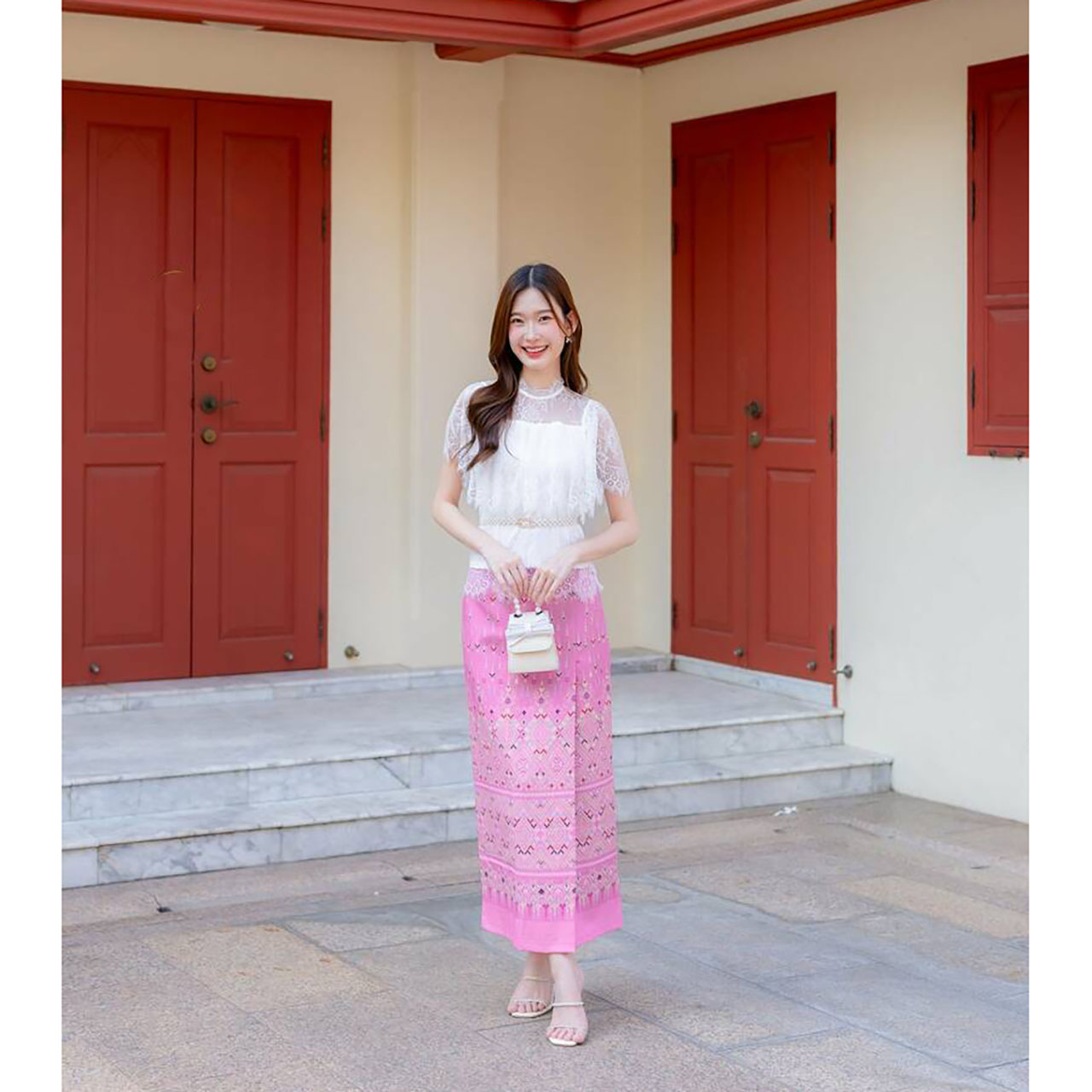 kudapy เซ็ทเสื้อลูกไม้+กระโปรงลายไทย ใส่ออกงานบุญ งานบวช สวยดูดี