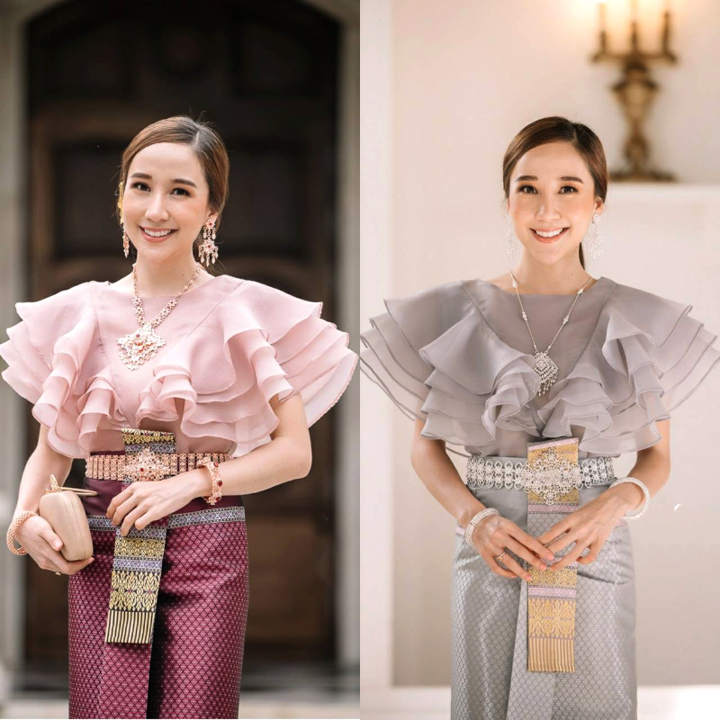 kudapy เสื้อไปงาน ผ้าแก้วคอปาดแคบสีชมพูกะปิ/สีเทา แต่งระบายช่วงแขนเป็นทรงหน้าอก V Shape ระบาย 4 ชั้นสวยหรูมากๆค่ะรุ่นนี้ ขายดีสุดๆ