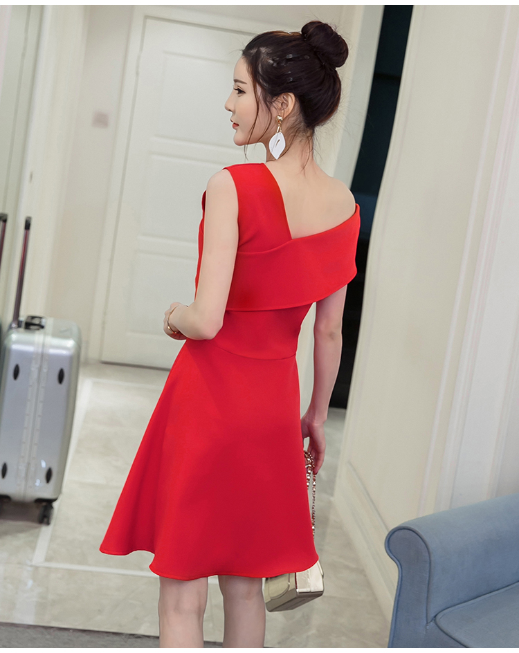 ชุดเดรสสีแดง ดีไซน์เก๋แขนเสื้อข้างนึงเป็นแขนกุด อีกข้างนึงเป็นไหล่เฉียงเปิดไหล่ปิดต้นแขน