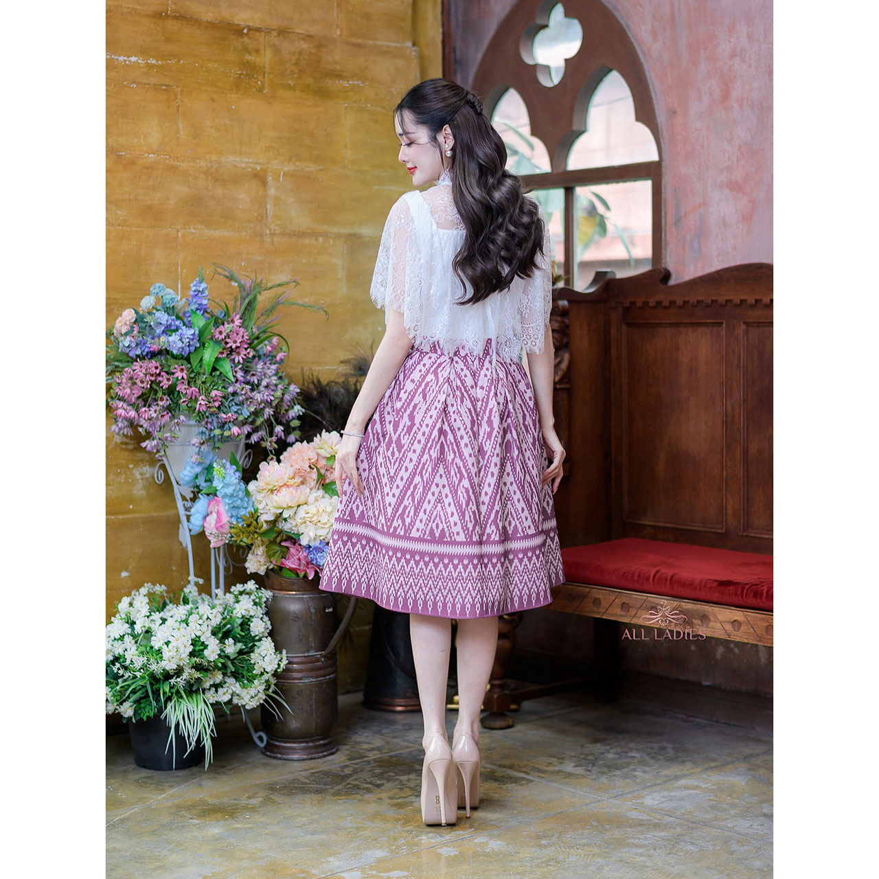 kudapy เดรสสั้นสีชมพูม่วง/สีเทา ลายไทยลูกไม้ฝรั่งเศส ดีไซน์คลุมไหล่ระบายยังคงความเป็นไทย กระโปรงบานจับจีบทวิสสวยบาน กระโปรงก็พิมพ์ลาย