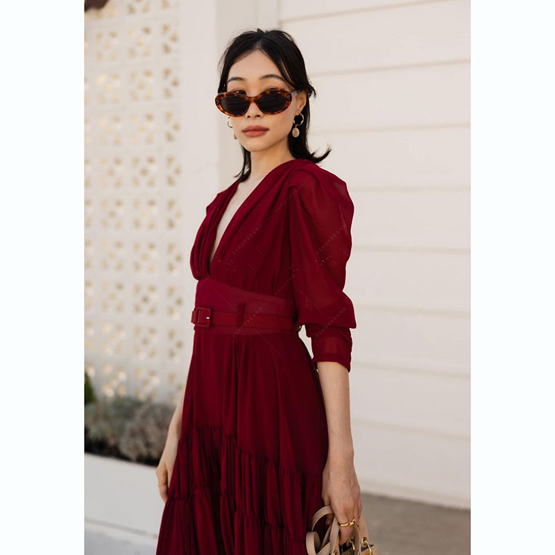 kudapy เดรสยาวคอวีแขนสั้นสีแดง/สีชมพู/สีขาว จับจีบต่อกระโปรงเย็บเป็นชั้นๆๆ แถมเข็มขัด มีซับทั้งชุด