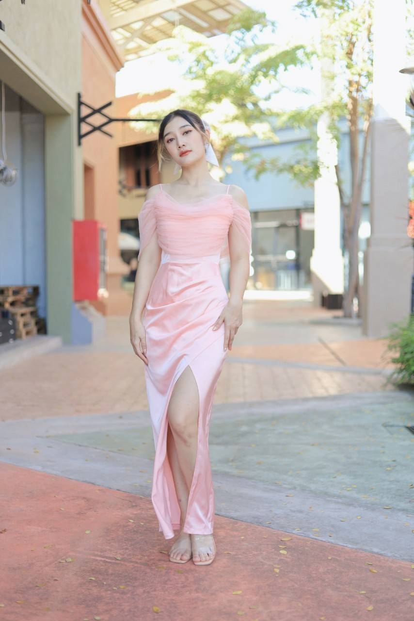 kudapy เดรสยาวออกงาน ปาดไหล่ แต่งสายเดี่ยว เดรสผ้าเครปซาตินเนื้อนิ่มลื่น S M L XL 2XL ยาว 58 นิ้ว