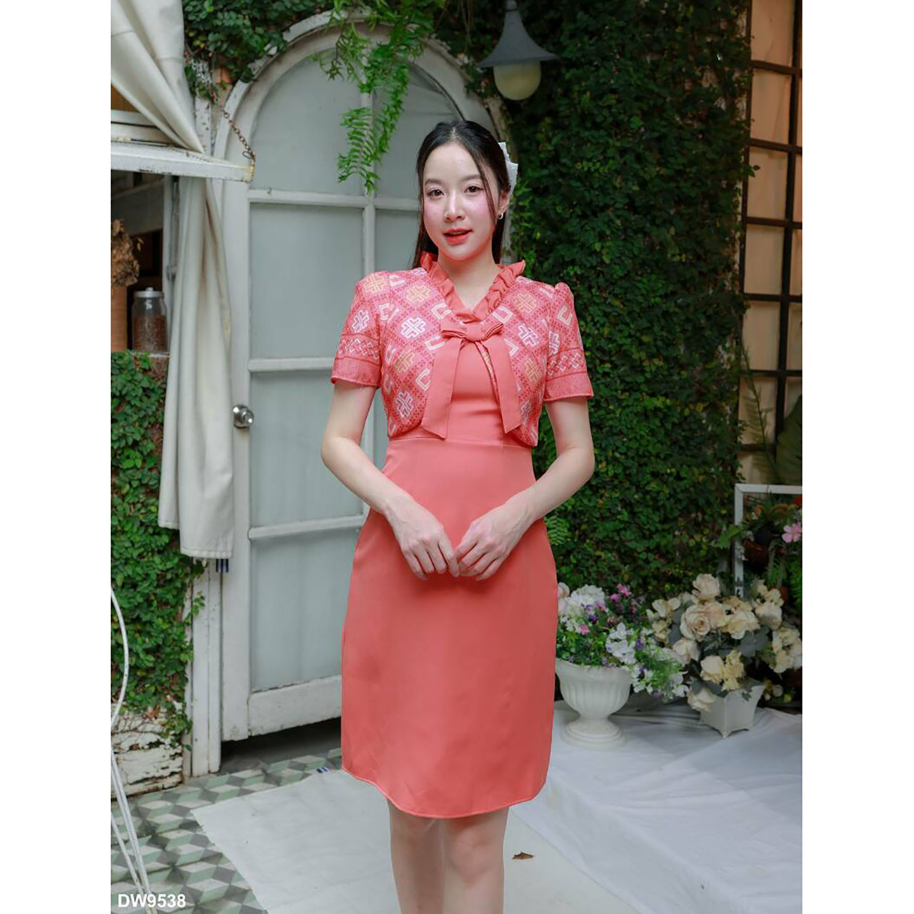 kudapy เดรสสั้น คอวีแต่งโบว์กระโปรงทรงเอ เสื้อายไทยสวยดูดี ใส่ออกงานสวยน่ารัก