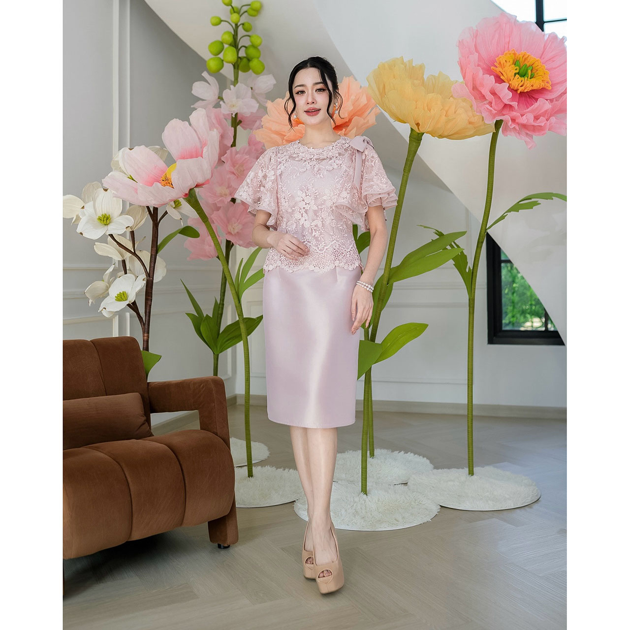 kudapy เดรสผ้าไหมลูกไม้ปักลายผ้าลูกไม้แต่งเลื่อมทั้งผืน ดีไซน์เก๋แขนซ้อนระบายกุ้นปลายแขน ช่วงไหล่มีการแต่งโบว์