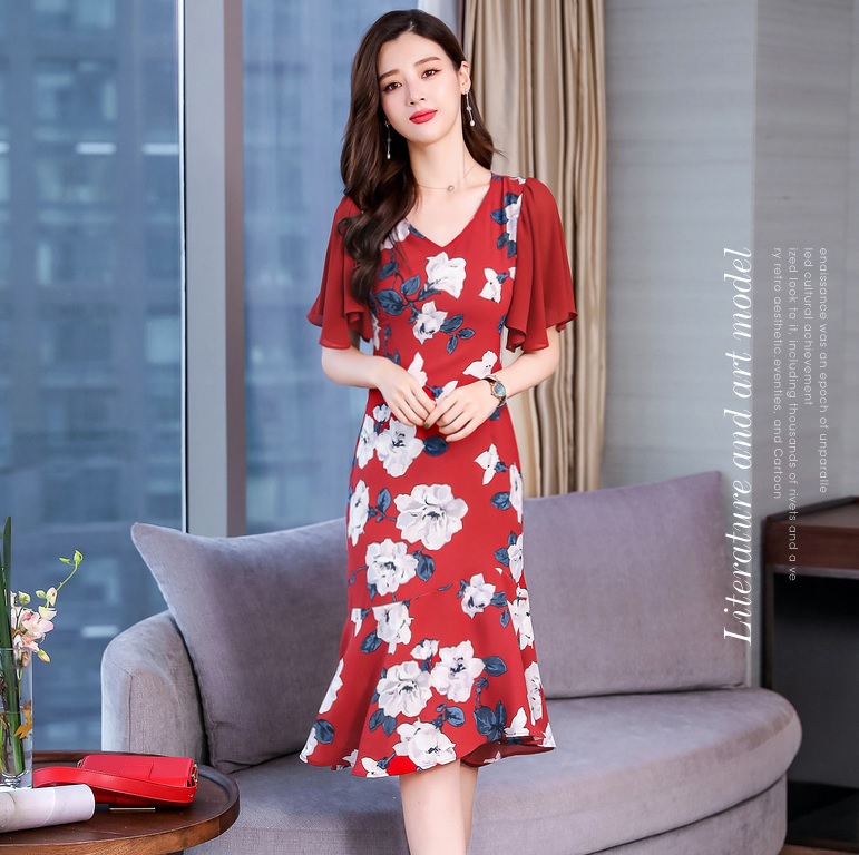 ชุดเดรสสั้นสีแดงพิมพ์ลายดอกไม้สีขาว ผ้าโพลีเอสเตอร์ผสม ผ้าพื้นพื้นสีแดง แขนระยาว ทรงเข้ารูปช่วงเอว M