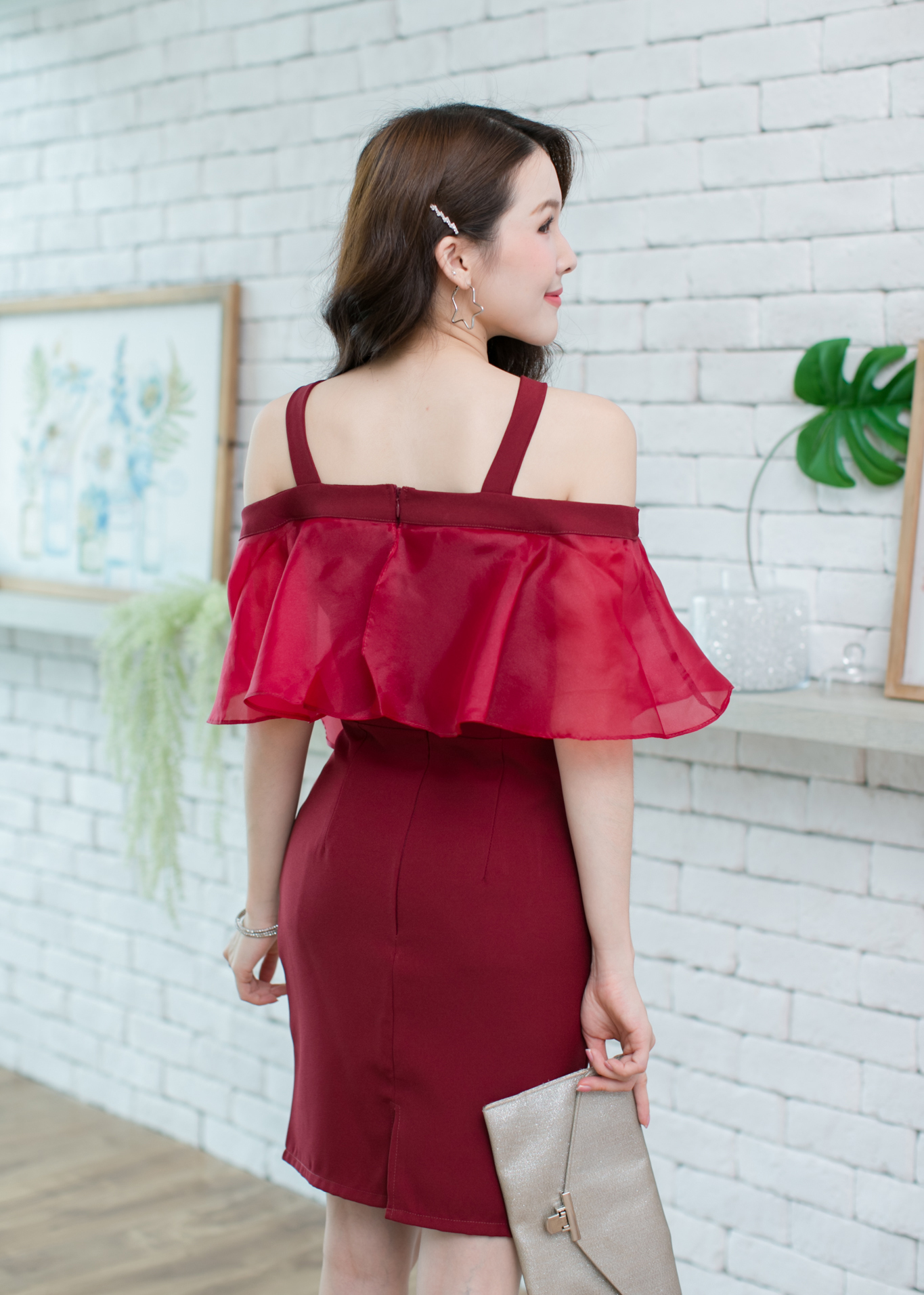 เดรสออกงานสั้นสีแดง แต่งช่วงอกด้วยผ้าแก้วระบาย