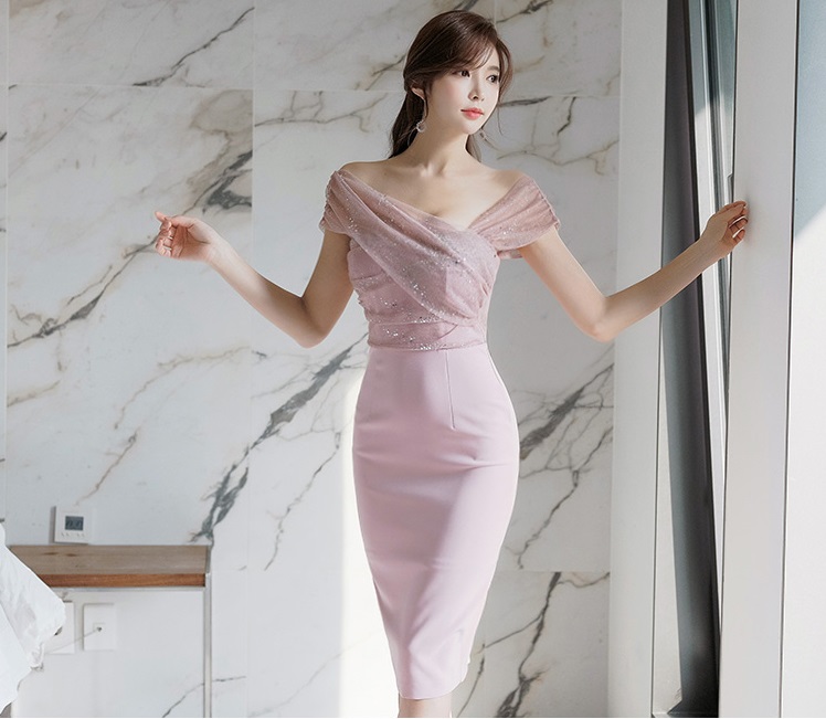 kudapy ชุดเดรสออกงานสีชมพูตุ่น เดรสสั้นเปิดไหล่ ทรงเข้ารูป เดรสเซ็กซี่ไปงาน เสื้อด้านนอกเย็บซ้อนด้วยผ้าโปร่งแต่งเหลือบดิ้นสีเงิน สะท้อนแสงไฟ