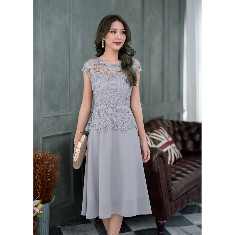 kudapy เดรสสั้นสีชมพู/สีเทา ลูกไม้ดีไซน์ไหล่ล้ำ แต่งดีเทลรอบคอและรอบแขนด้วยลูกไม้อะไหล่วิ้งๆ สวยมาก