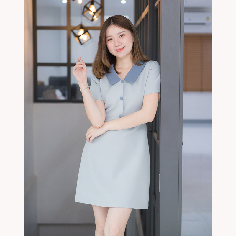 kudapy เดรสสั้นสีเขียว,มัทฉะ,ชมพูเข้ม,เขียวเลมอน,ดำ,ชมพูอ่อน,น้ำตาลเทาหม่น,ครีมชมพู,เทาฟ้า คอปกแขนสั้น กระโปรงทรงเอเล็กๆ แพทเทิร์นตัดต่อกลางตัวเสื้อแต่งกระดุมปั๊มสีเดียวกับปก