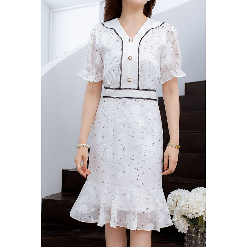 kudapy เดรสสีขาว/สีชมพูโอรส ผ้าญี่ปุ่นทอพิมพ์ลาย เนื้อผ้ามีเทคเจอร์ ทอเป็นดอก แต่งลูกไม้เส้นตัดขอบคอบเอวและอก แต่กระดุมมุก