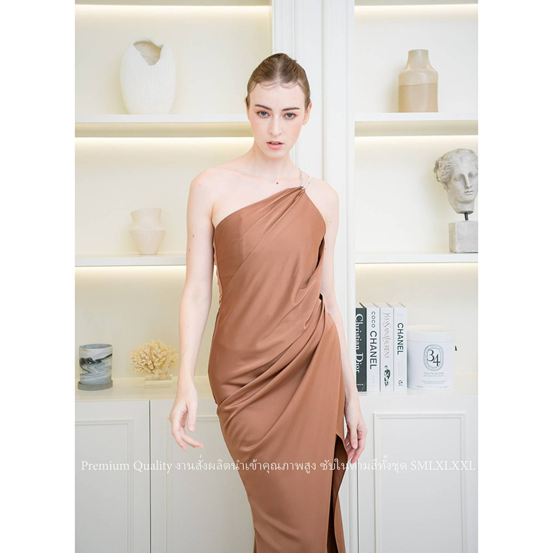 kudapy เดรสยาวสีน้ำตาลอิฐ/สีเลือดหมู/สีกรม/สีชมพูอ่อน ชุดราตรีไหล่เบี่ยงแต่งสายเพชรคู่