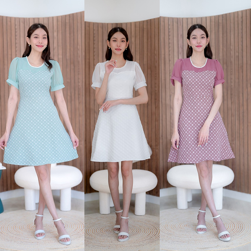 kudapy เดรสสั้นสีขาว/สีชมพู/สีเขียว ผ้าทอลายนูนแขนชีฟอง