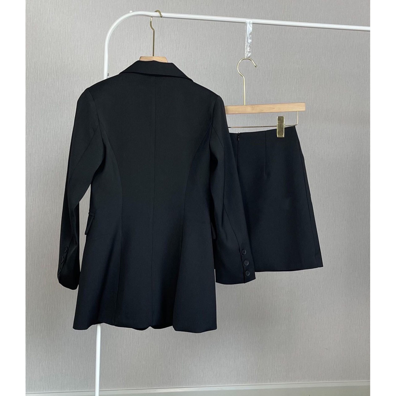 kudapy เสื้อสูท+กระโปรง ผ้าดีมากเว่อร์ ตัวเสื้อแต่งกระดุมด้านหน้า 4 เม็ด มีซับในทั้งตัว