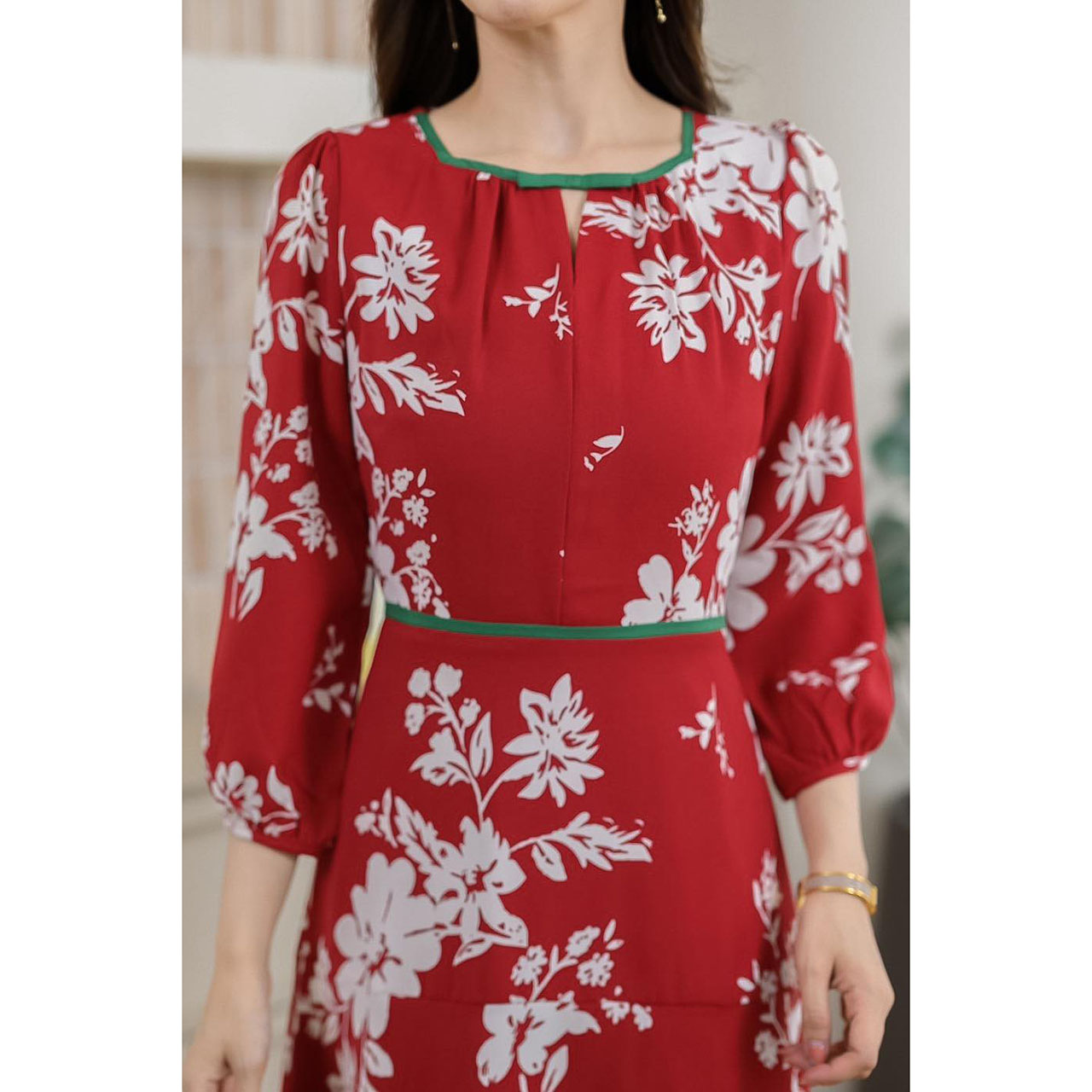 kudapy เดรสสั้นสสีแดง ลายดอกสีขาว ตัดด้วยขอบเอวและขอบคอสีเขียว ระบายหางปลา