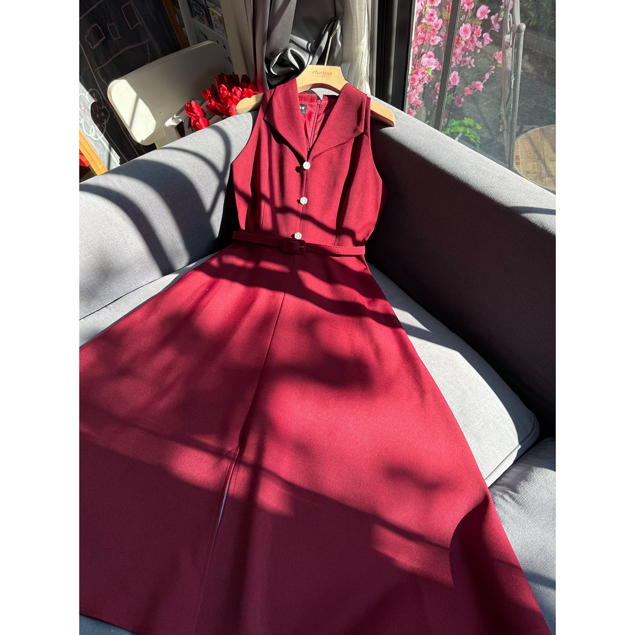 kudapy เดรสแขนกุดแต่งกระดุมดอกไม้มาพร้อมเข็มขัดน่ารัก